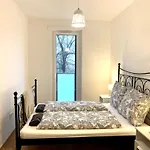 Westside - Modern & Peaceful - Free Garage! Apartment